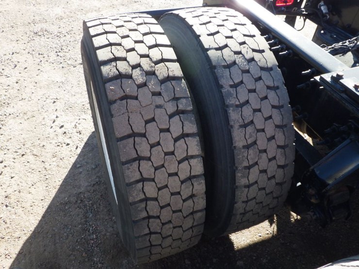 2021-volvo-vnl-300-image-10