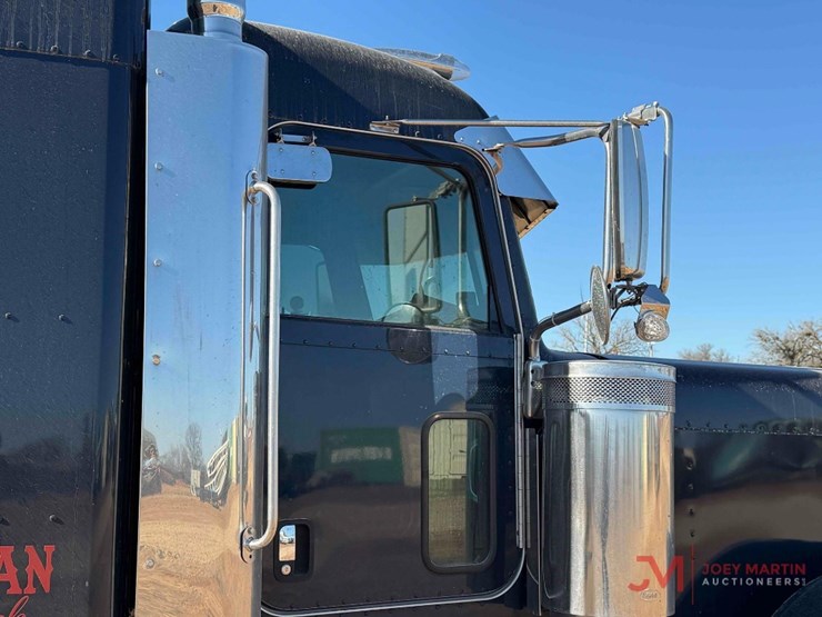 2021-peterbilt-389-image-31