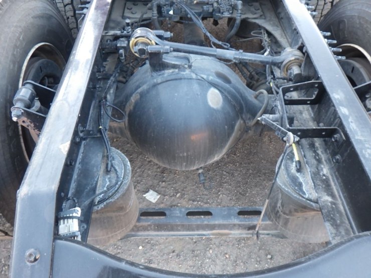 2021-volvo-vnl-300-image-8