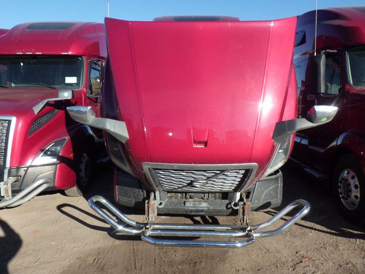 2020-volvo-vnl-760-image-22