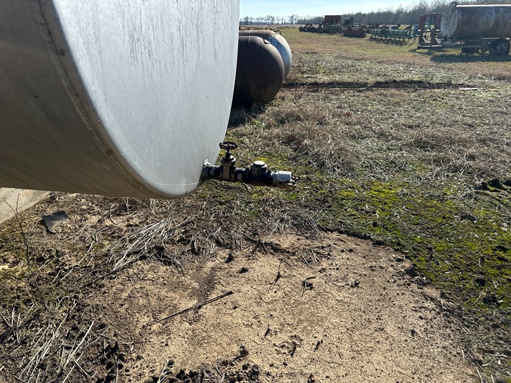 #35828-•-~3,700-gallon-fuel-tank-w/pump-image-5