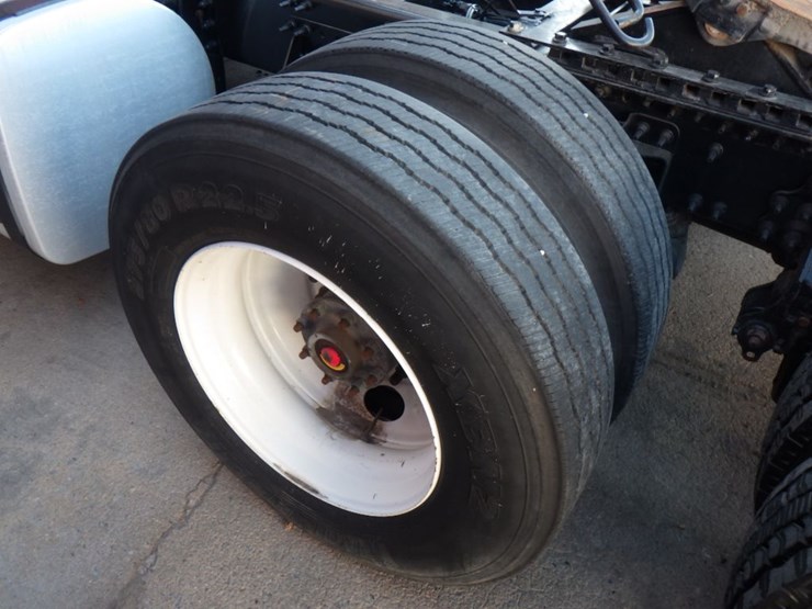 2021-volvo-vnl-300-image-12