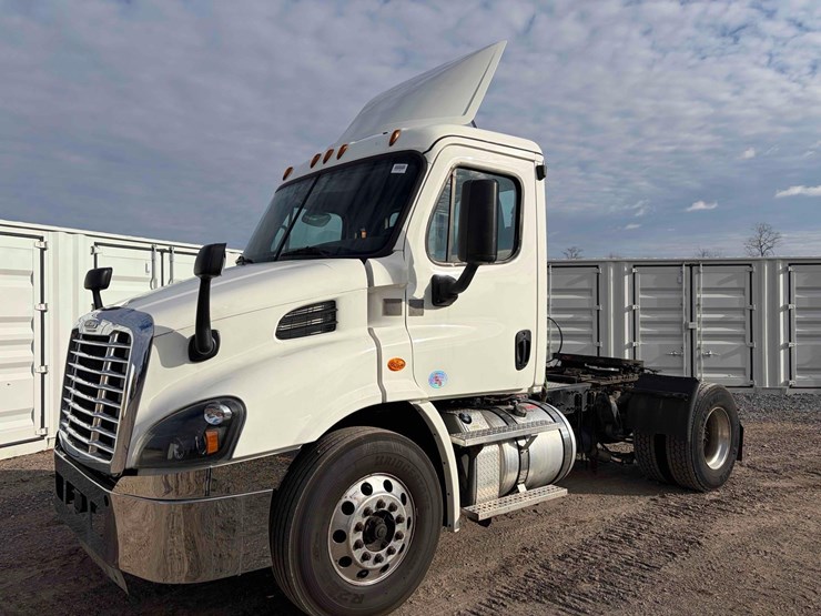 2019-freightliner-cascadia-single-axle-road-tractor-image-1