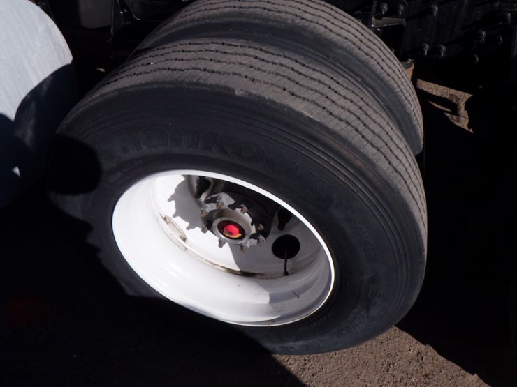 2022-volvo-vnl-300-image-14