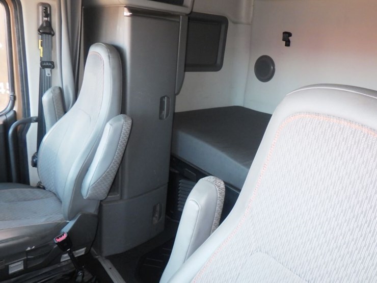 2022-volvo-vnl-760-image-20