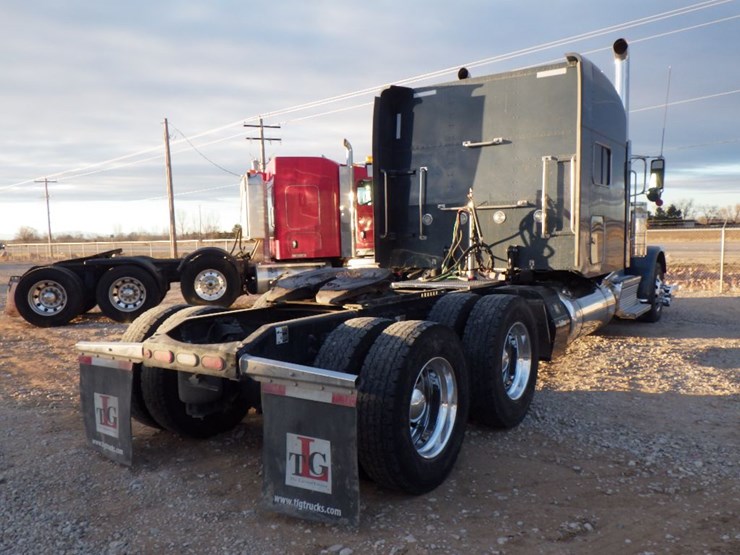 2023-peterbilt-389-image-10