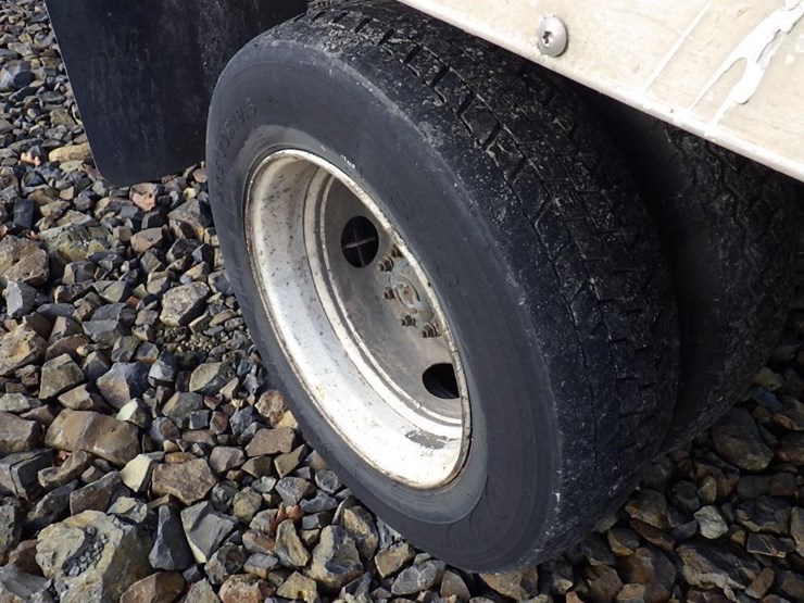 2000-freightliner-fl50-image-15