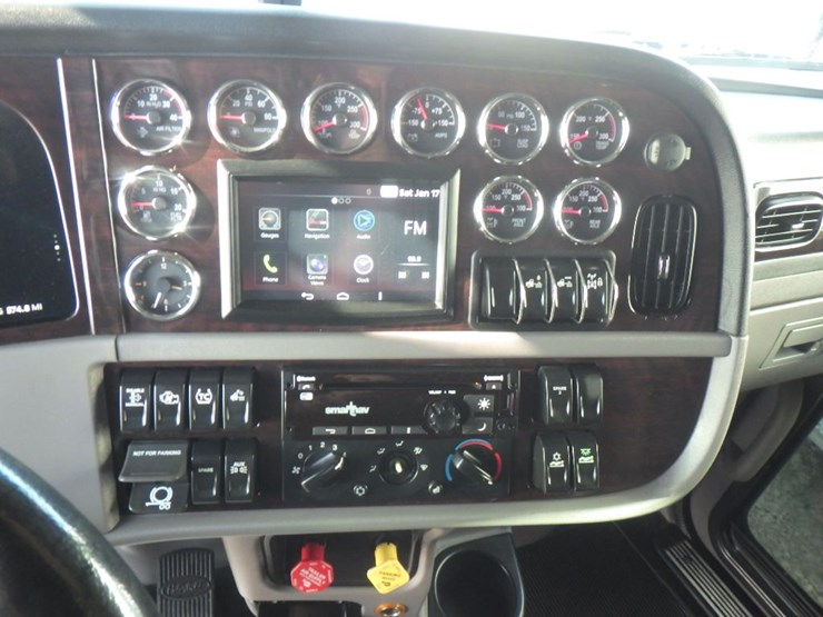 2023-peterbilt-389-image-23