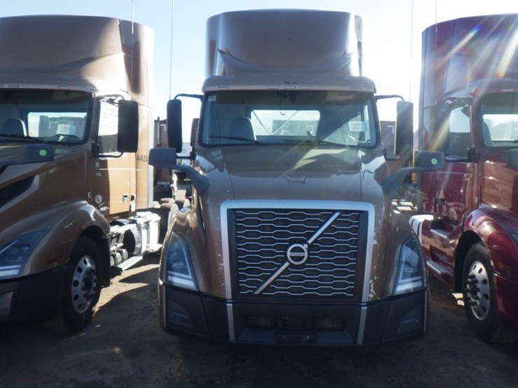 2022-volvo-vnl-300-image-2