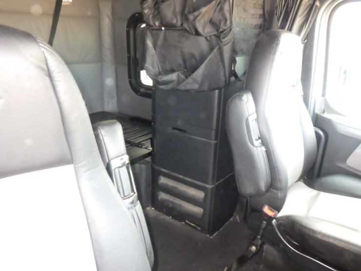 2022-freightliner-cascadia-126-image-5