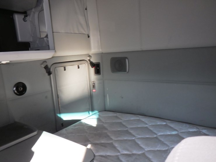 2022-kenworth-t680-image-21