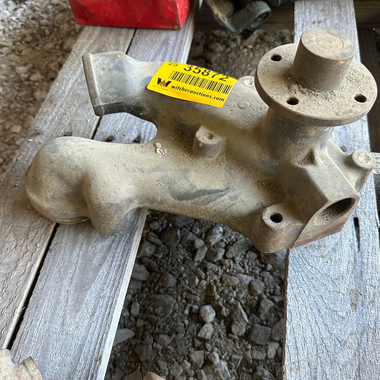 #35872 • Unused Water Pump for Gleaner Combine