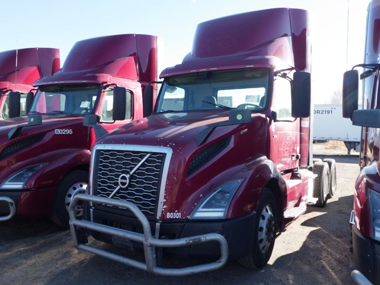 2021-volvo-vnl-300-image-1