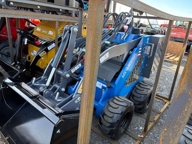 agt-compact-track-loader-image-1