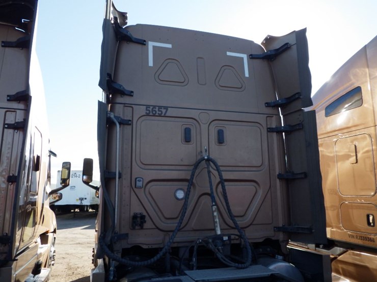 2023-freightliner-cascadia-126-image-14