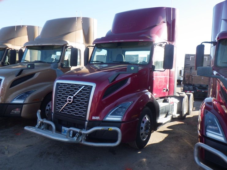 2022-volvo-vnl-300-image-1