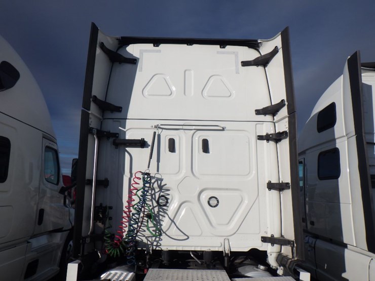 2022-freightliner-cascadia-126-image-13