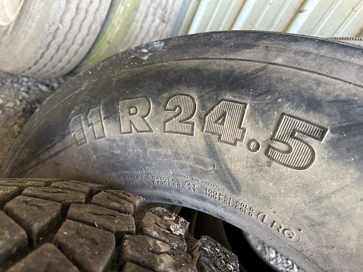 #35097-•-lot-of-miscellaneous-tires-image-12