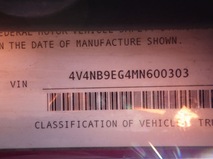 2021-volvo-vnl-300-image-24