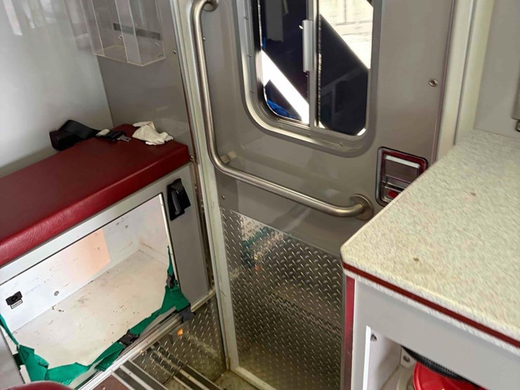 2012-dodge-5500-ambulance-image-19