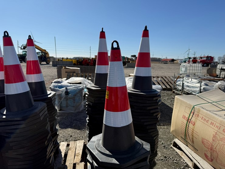 #33678-•-unused-lot-of-traffic-cones-image-6