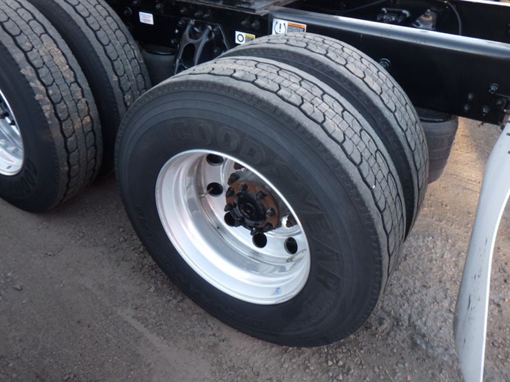 2024-kenworth-t680-image-13