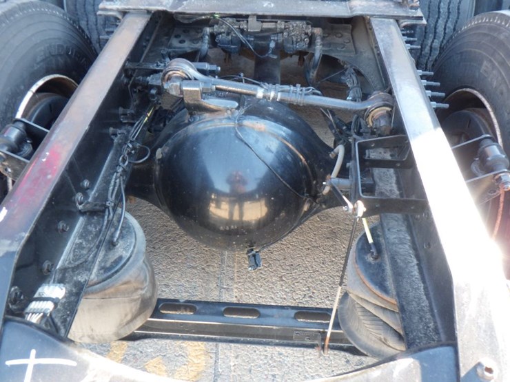 2021-volvo-vnl-300-image-9