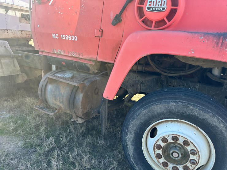 1974-ford-9000-image-35