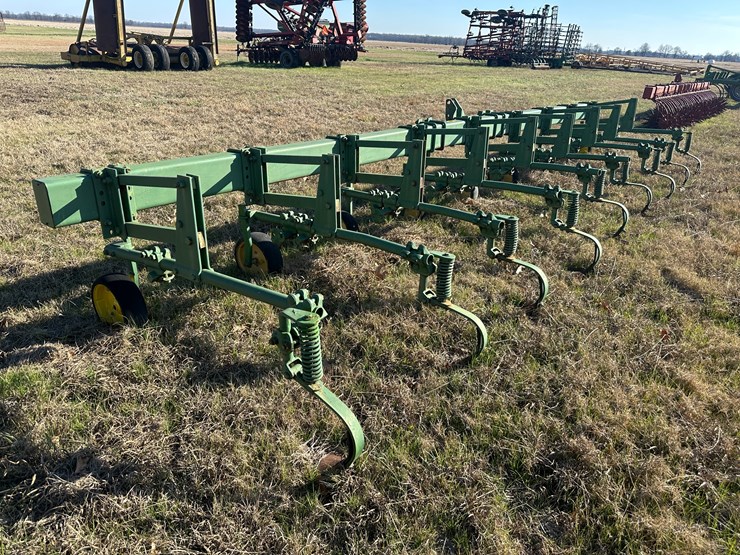 #35831-•-8-row-30"-cultivator-image-4