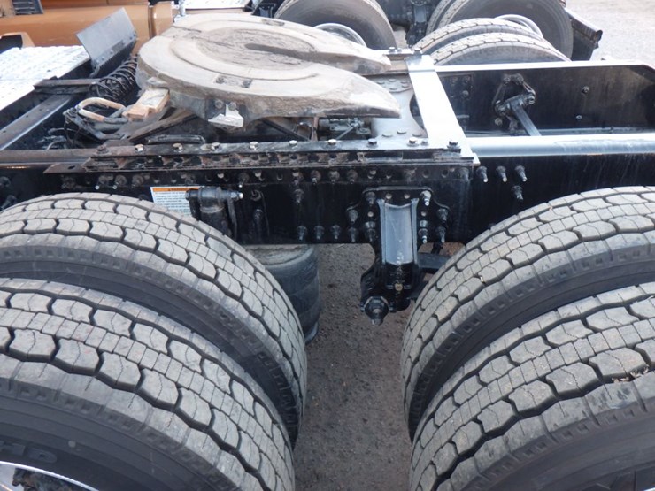 2023-volvo-vnl-760-image-14