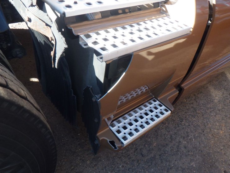 2022-volvo-vnl-760-image-4