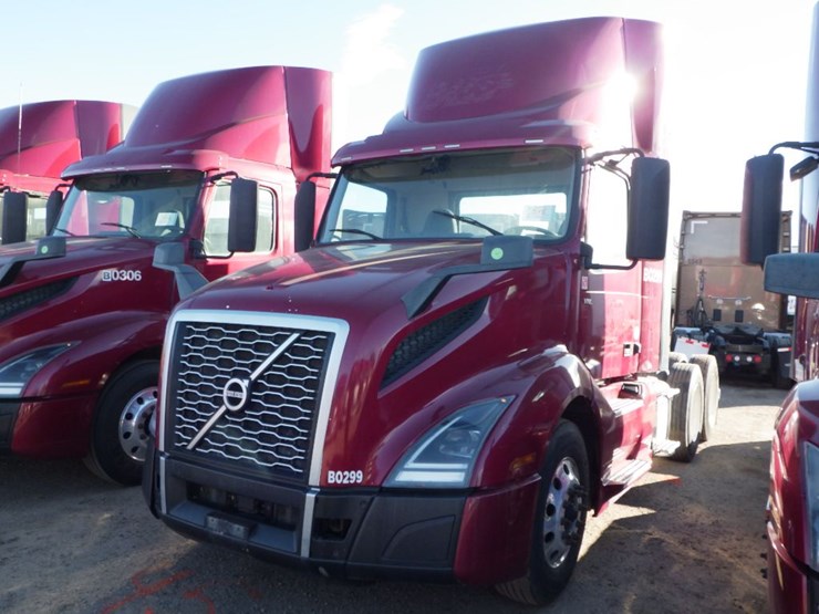 2021-volvo-vnl-300-image-1