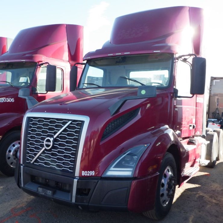 2021 VOLVO VNL 300