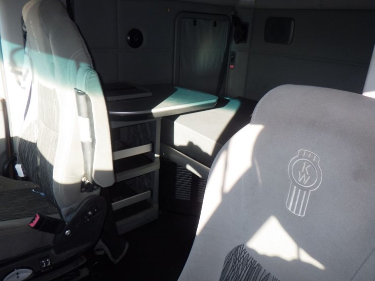 2022-kenworth-t680-image-16