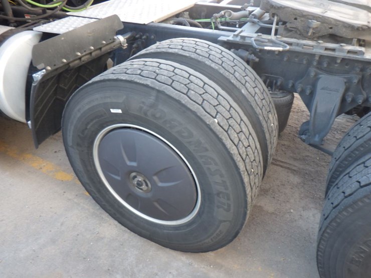 2023-freightliner-cascadia-126-image-11