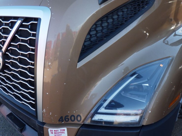 2022-volvo-vnl-760-image-2