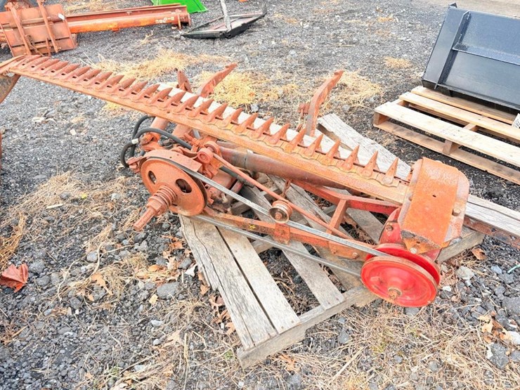 international-2pt-sickle-bar-mower-image-4