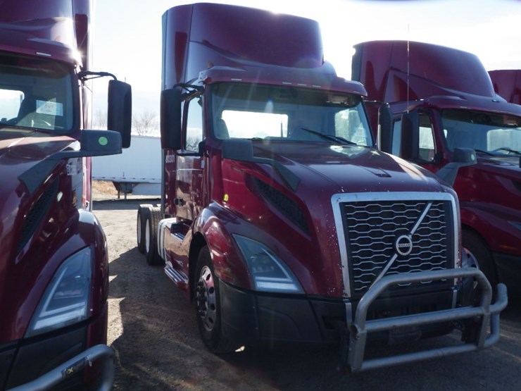 2021-volvo-vnl-300-image-3