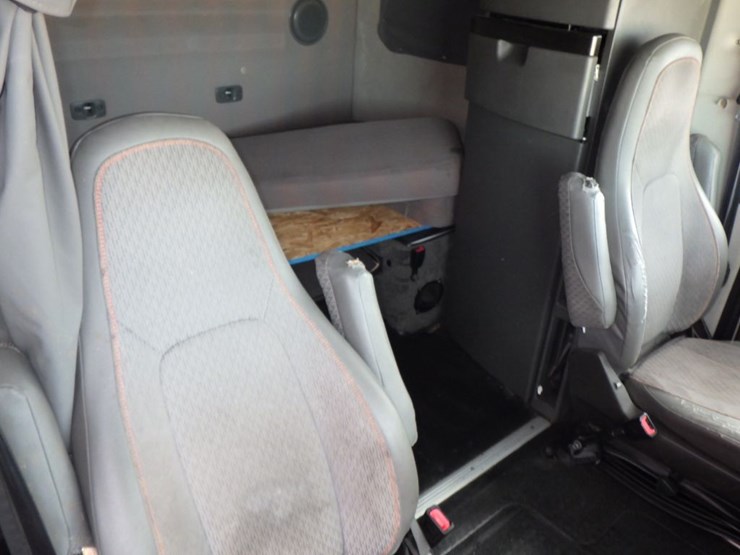 2021-volvo-vnl-860-image-6