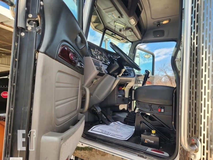 2016-peterbilt-389-image-8