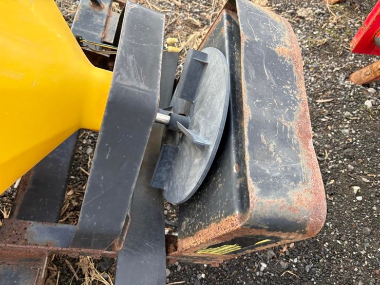 snowex-tailgate-salt-spreader-image-3