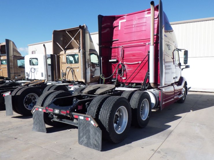 2020-volvo-vnl-760-image-8