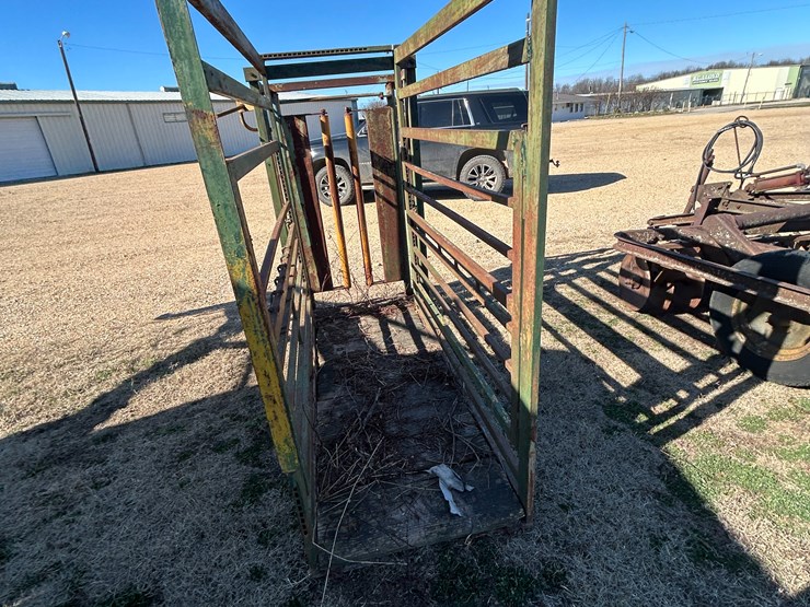 #37640-•-cattle-chute-w/head-catcher-image-3