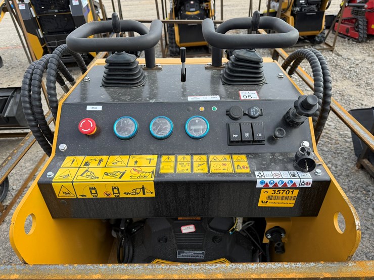 #83-•-unused-agt-mx-crt23-stand-on-tracked-loader-mxcrt232025j00636-inv#-35701-image-11