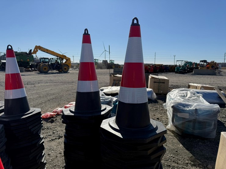 #33678-•-unused-lot-of-traffic-cones-image-8