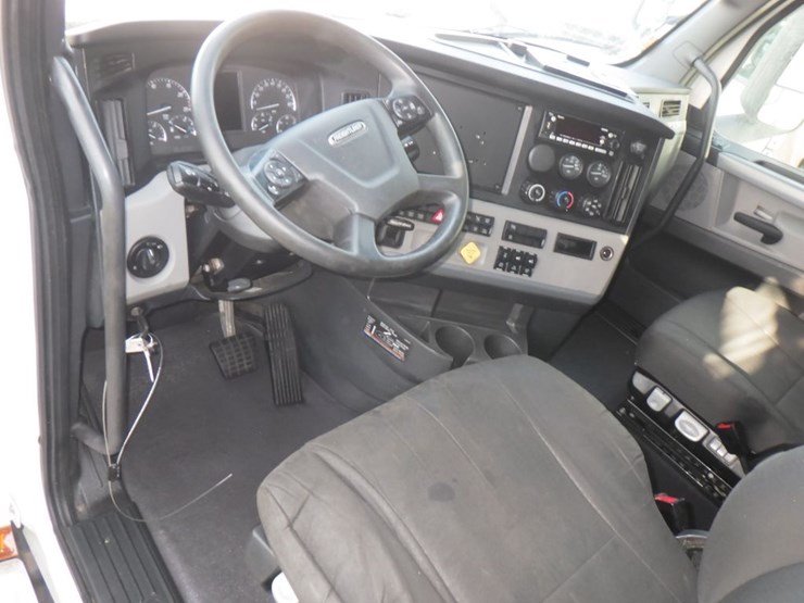 2022-freightliner-cascadia-126-image-18