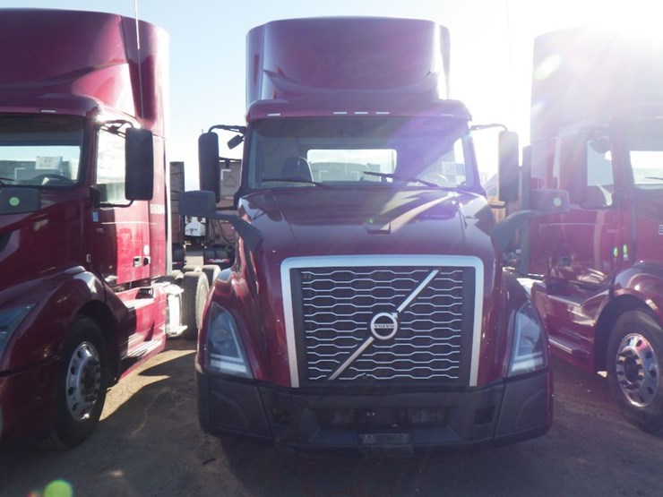 2022-volvo-vnl-300-image-3