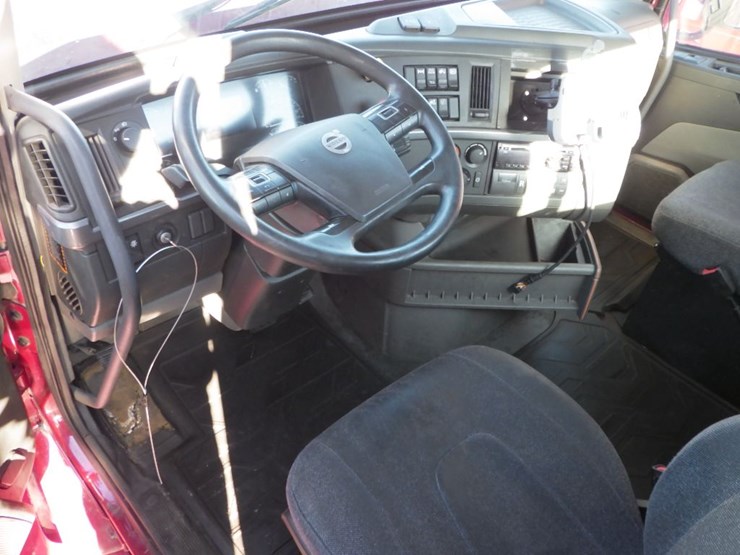 2021-volvo-vnl-300-image-21