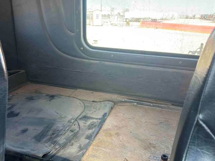 2012-peterbilt-367-image-9