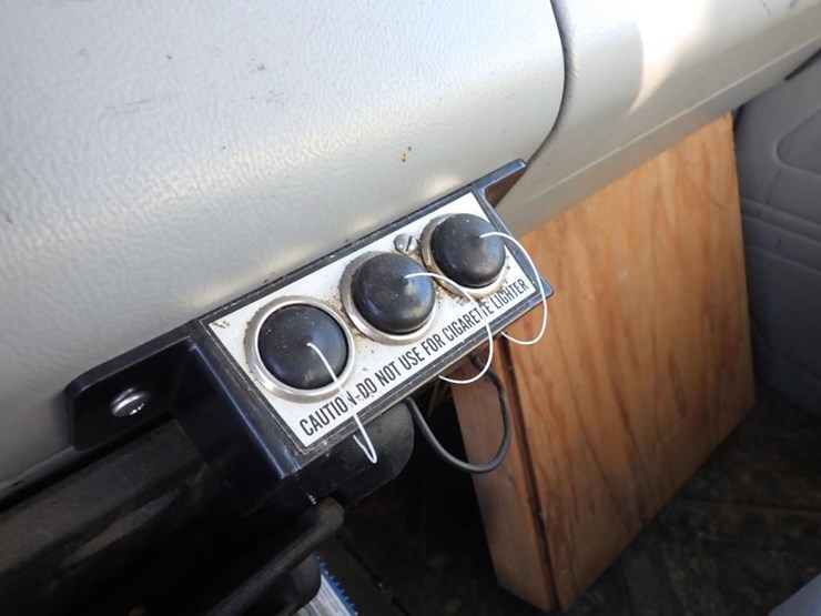 1997-freightliner-fl70-image-35